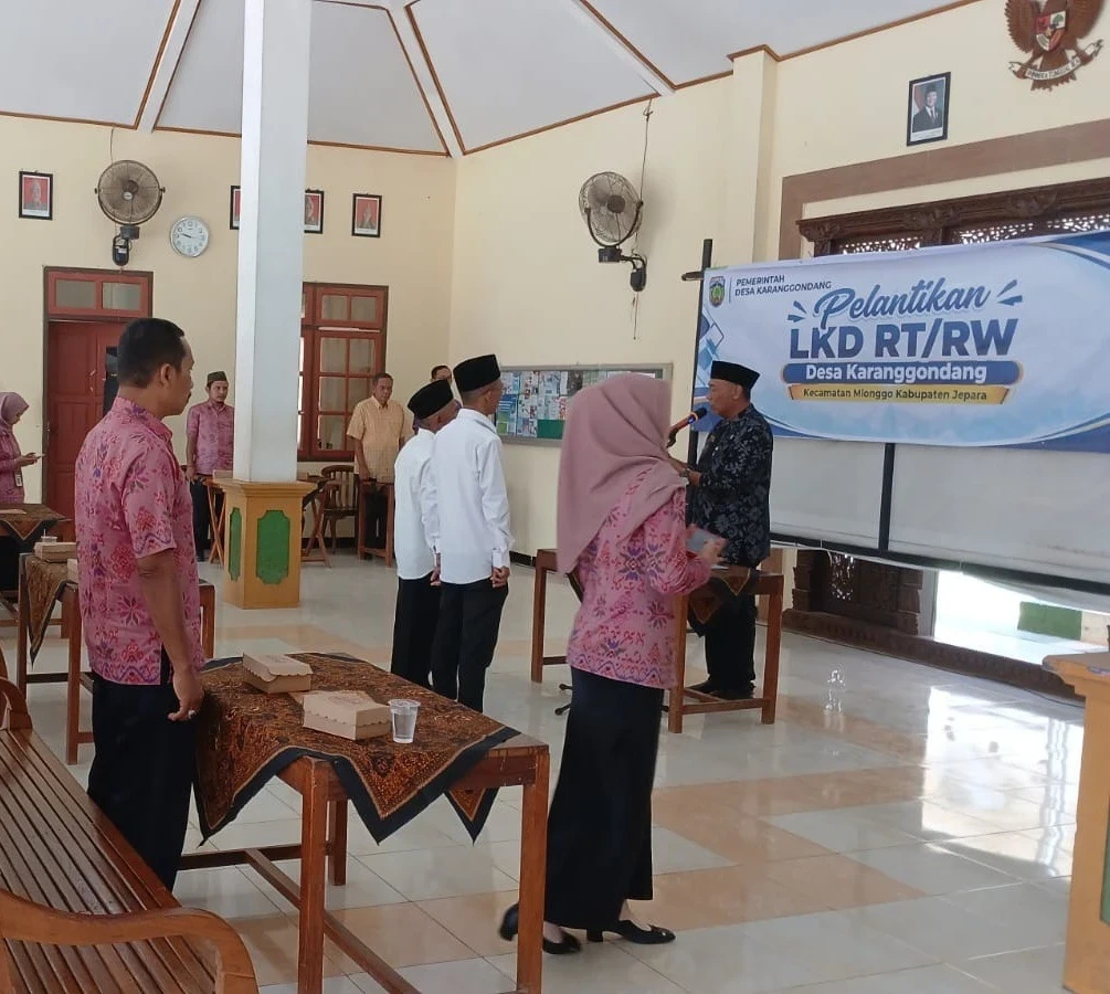 Ketua TP PKK Desa Karanggondang Hadiri Pelantikan Pengurus LKD RT dan RW di Balai Desa