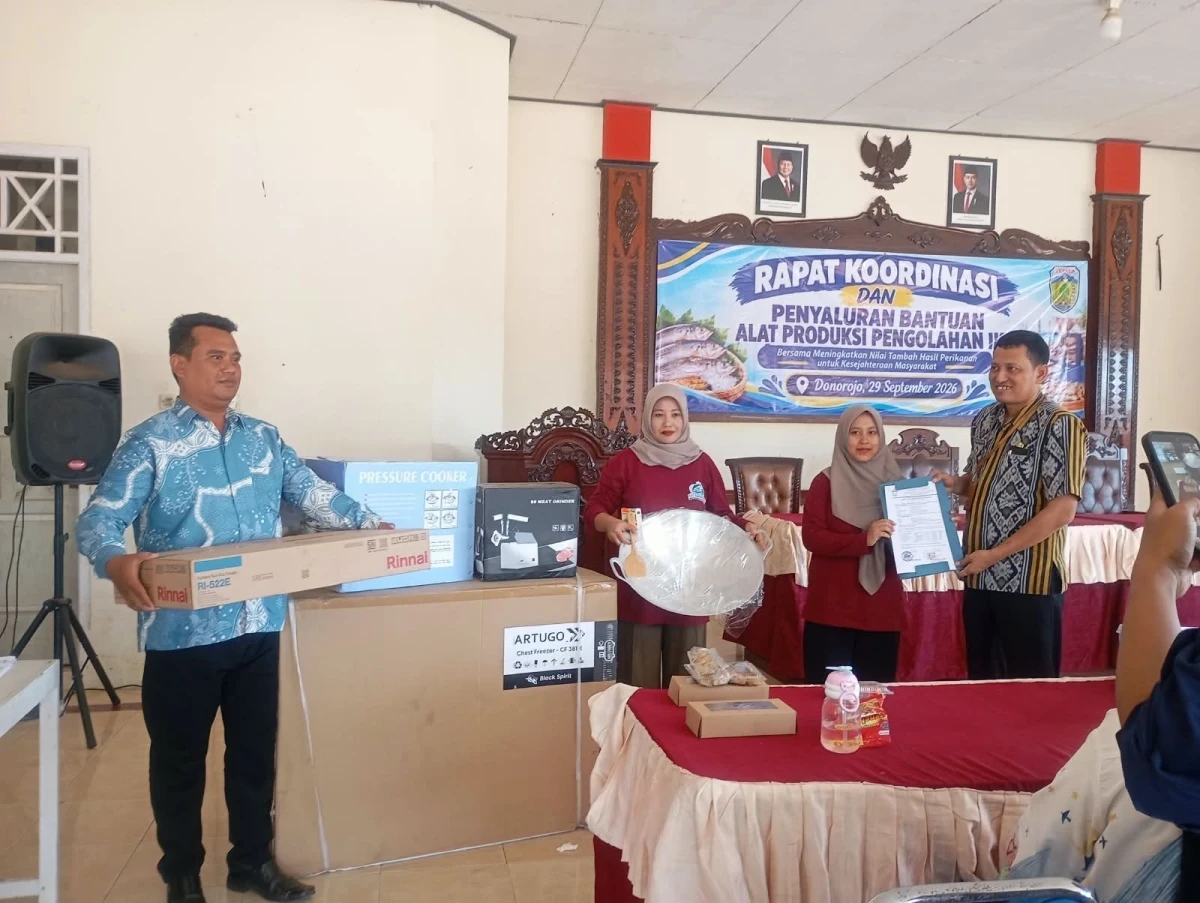 PENYALURAN BANTUAN ALAT PRODUKSI PENGOLAHAN IKAN BANDENG BAGI POKLAHSAR