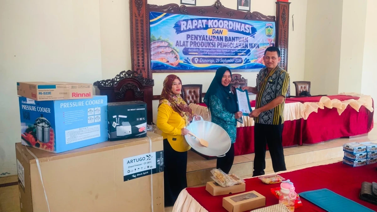 Pemberian Bantuan peralatan pengolahan ikan kepada Poklasar di Kecamatan Donorojo 