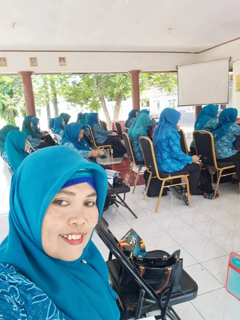 MENGIKUTI SOSIALISASI PENGELOLAAN DAN PEMILIHAN SAMPAH MELALUI PROGRAM BANK SAMPAH OLEK TP.PKK KECAMATAN MAYONG