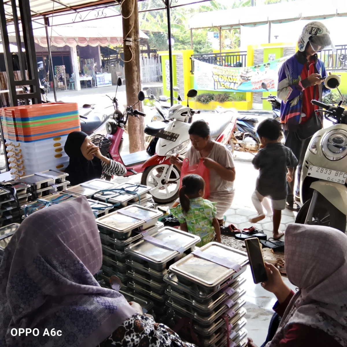 Ketua TP.PKK MENDAMPINGI KADER DALAM PENDISTRIBUSIANBG 3B