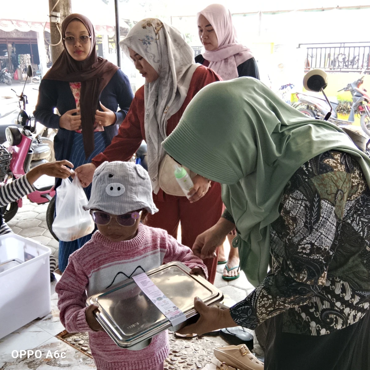 Ketua TP.PKK DESA DEMANGAN MENDAMPINGI KADER DALAM PENDISTRIBUSIAN MBG 3B 
