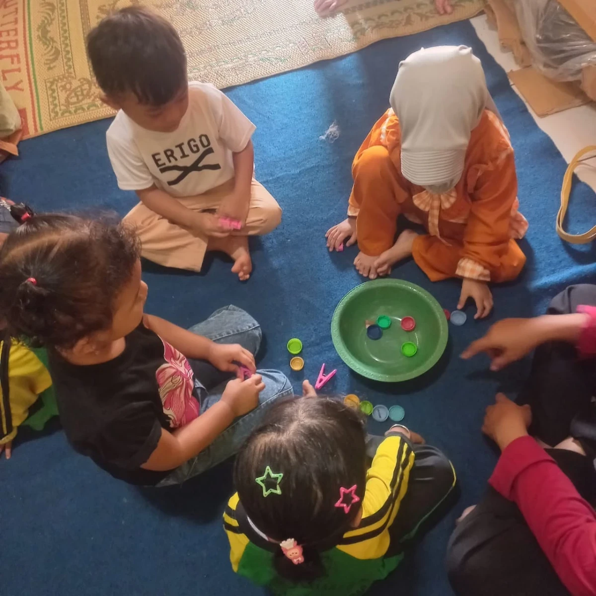 Bermain Warna dengan Tutup Botol, Tingkatkan Kreativitas Anak PAUD Mutiara Bunda Desa Lebuawu