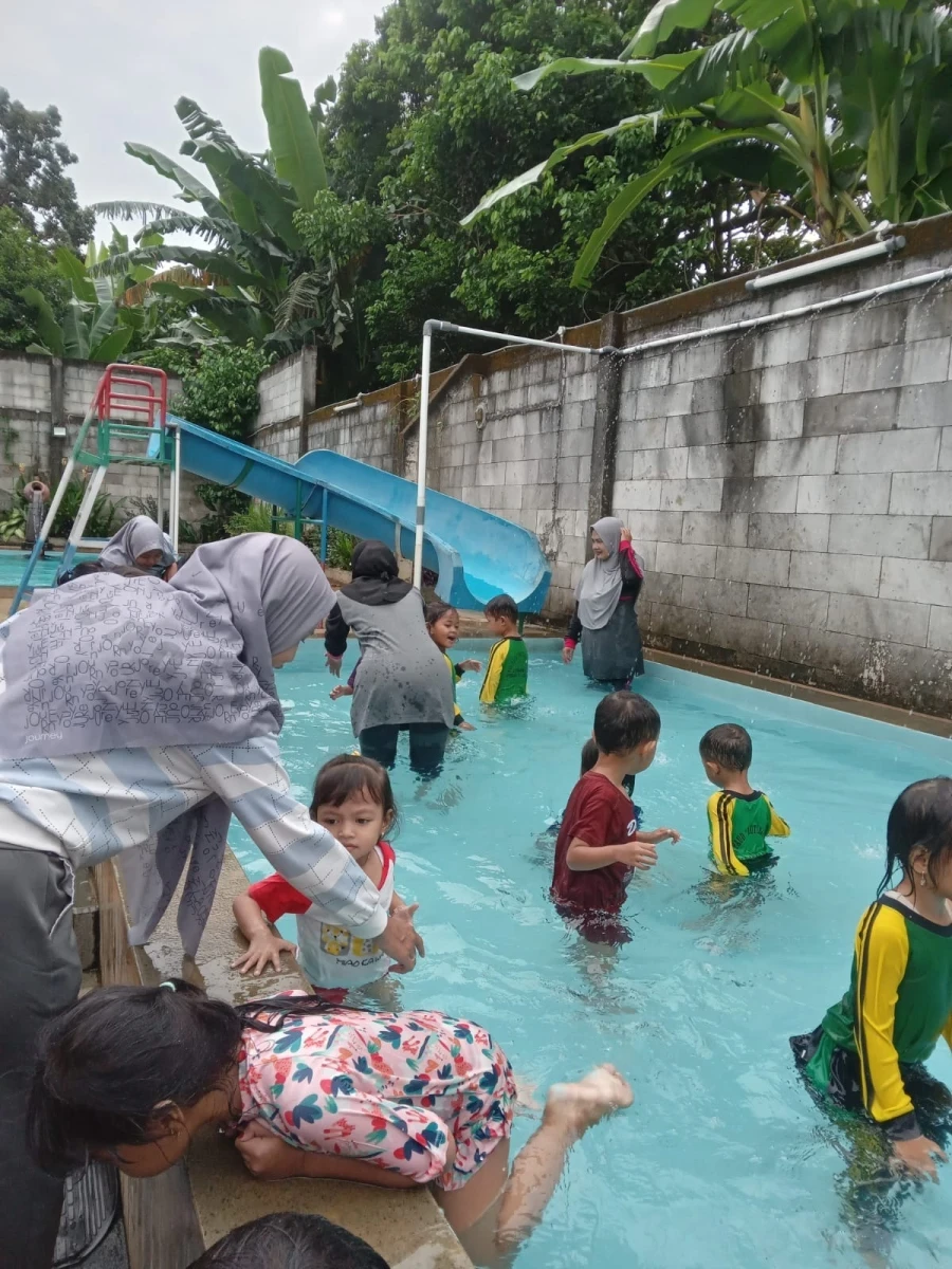 Serunya Outing Class Renang PAUD Mutiara Bunda di Taman Klepoh Desa Lebuawu