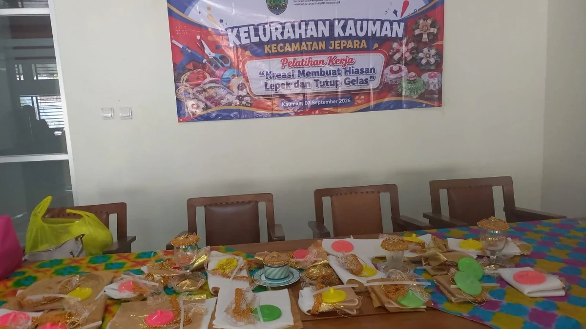 Pelatihan kerja membuat hiasan lepek dan tutup gelas bersama Pokja 2 kelurahan Kauman 