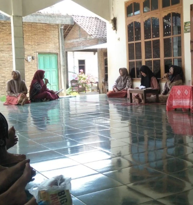 Kegiatan Tahlil dan Dibaan Ibu-Ibu Kelompok Ngaji Karanggondang di Masjid Al-Mustaqim