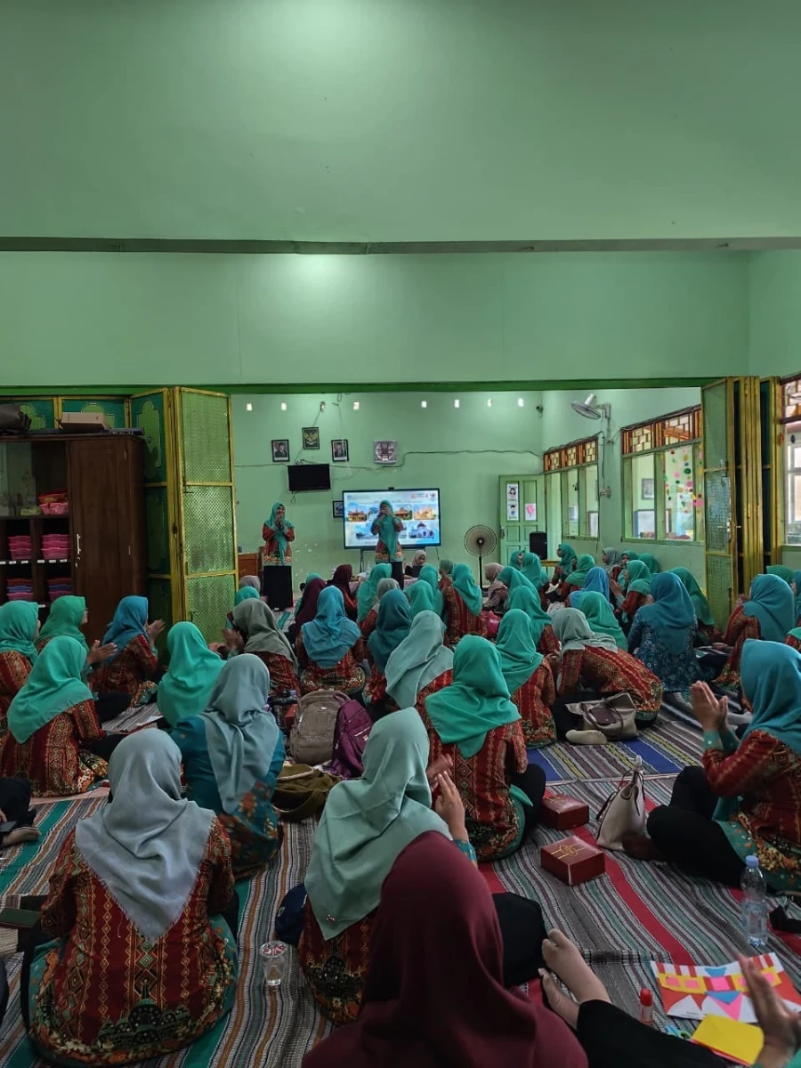 Mengikuti pelatihan Matematika gembira
