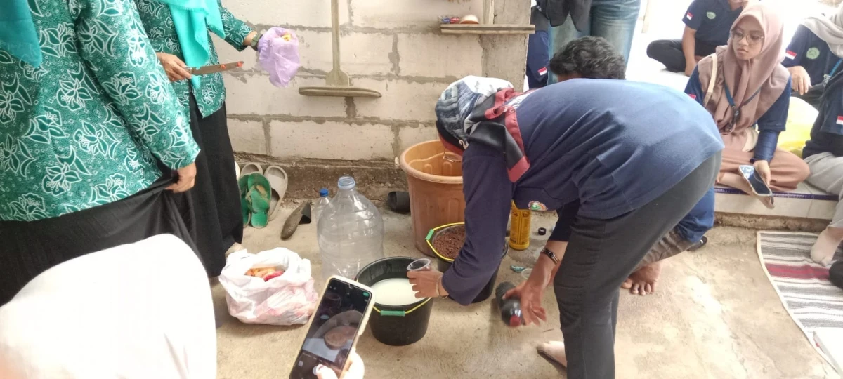 Pokja 3 TP PKK Desa Suwawal Timur Pelatihan Pembuatan Pupuk Cair Dari Bahan Limbah Rumah Tangga