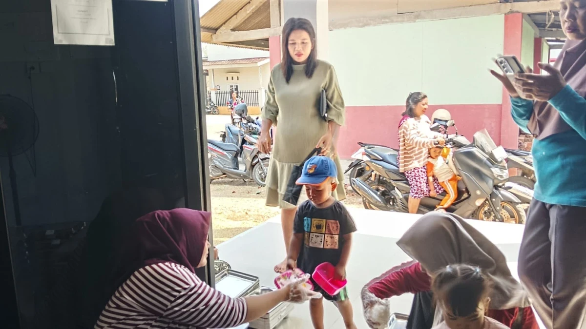Cukupi Gizi Busui, Kader Kesehatan Desa Telukawur Salurkan Paket MBG di UPKD