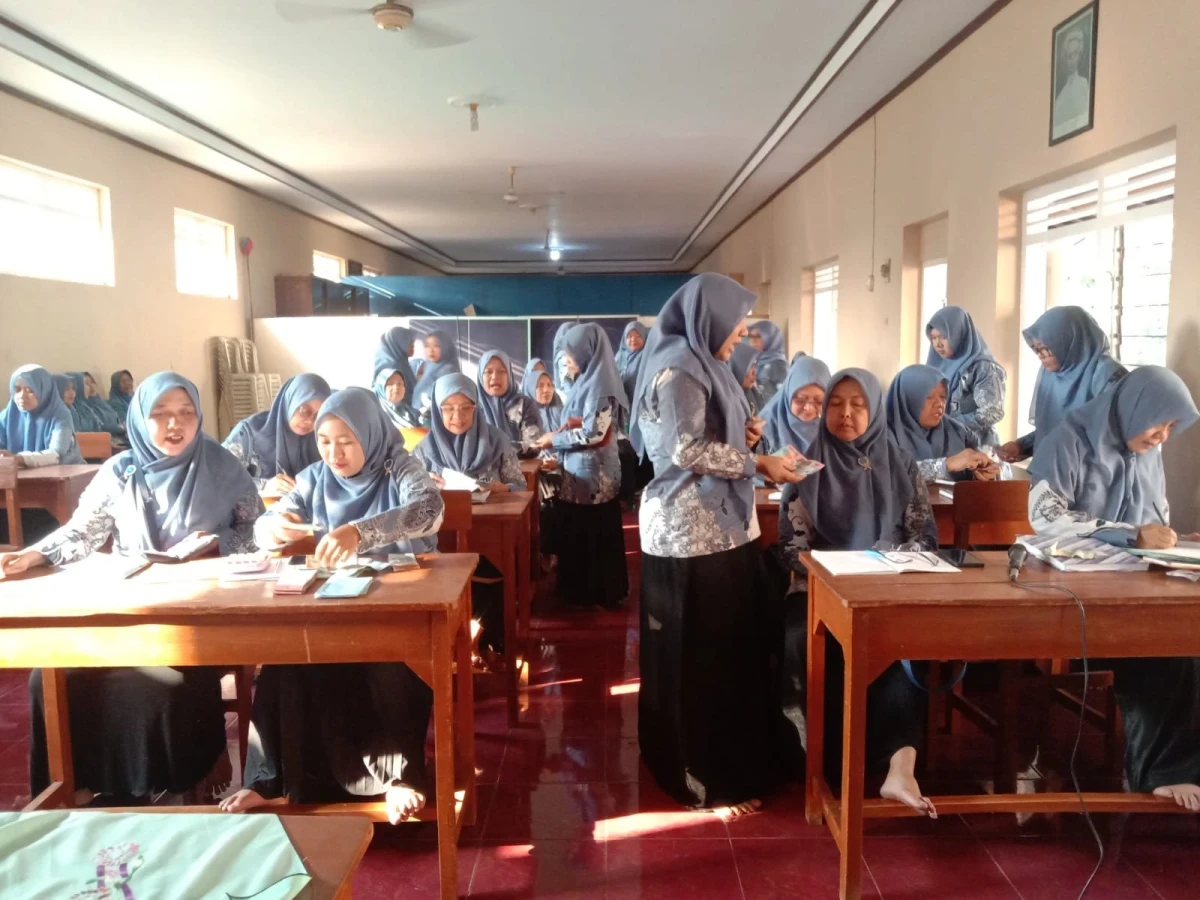 kegiatan pkk rt 2 rw 1  dukuh Randusari dengan isian manfaat makan apel hijau bagi penderita diabetes
