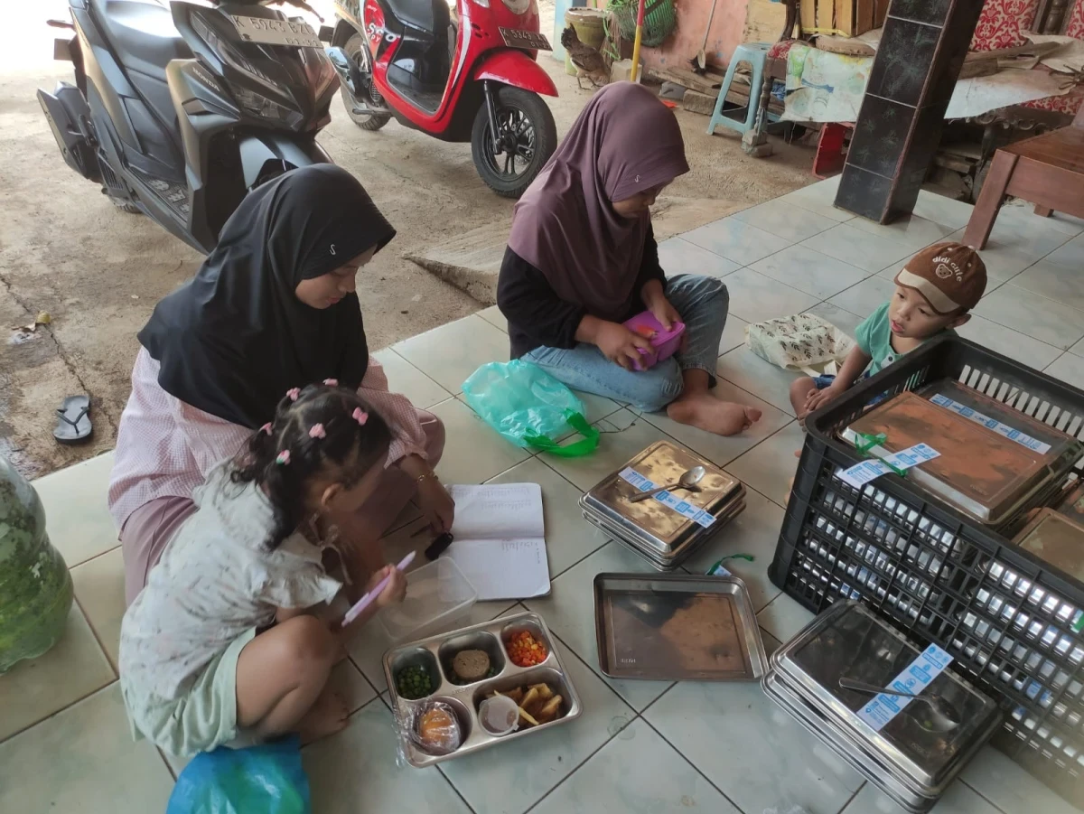Kegiatan pembagian MBG