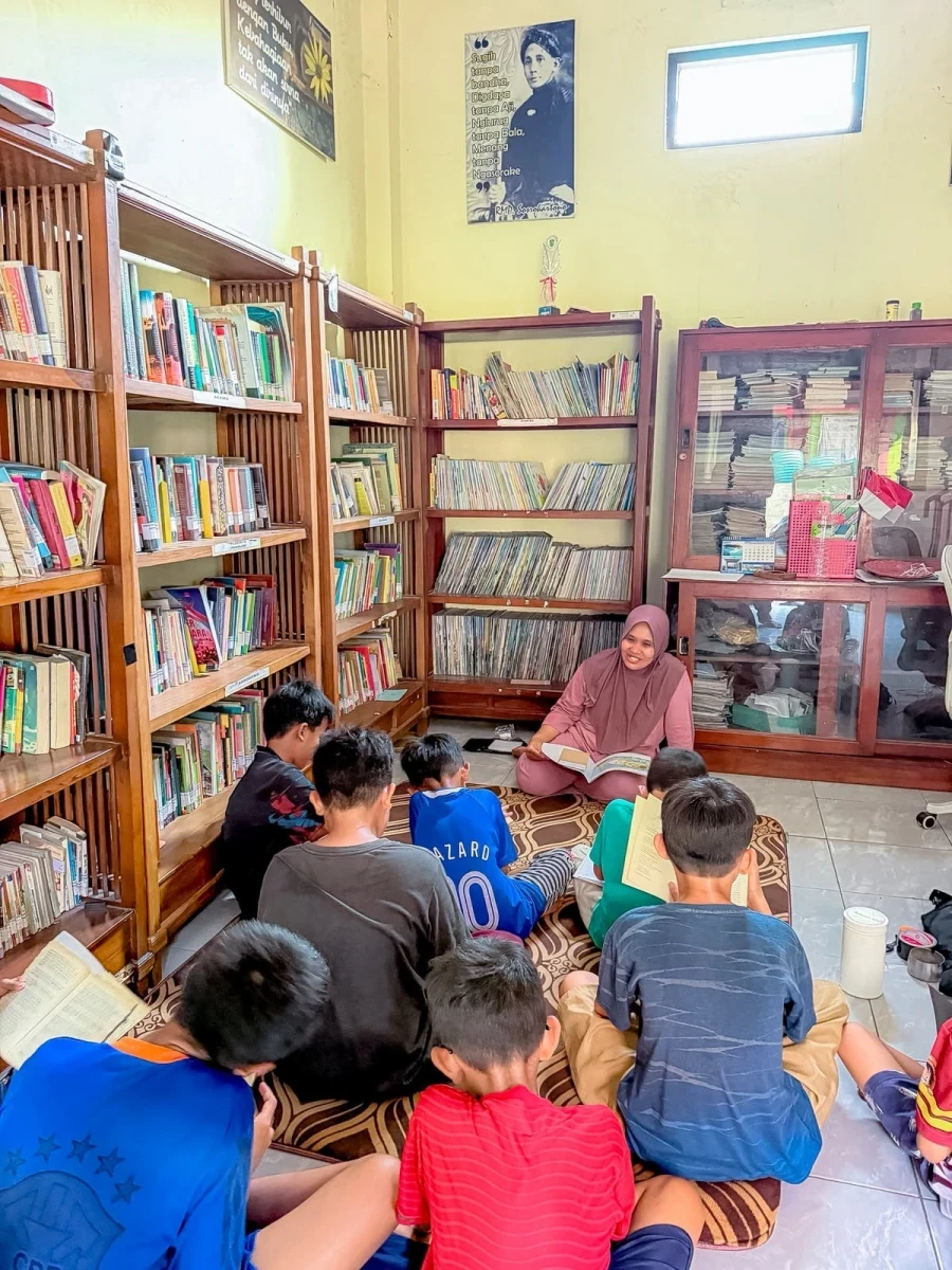 Ketua TP PKK Desa Tahunan Dorong Budaya Gemar Membaca di Perpustakaan Desa