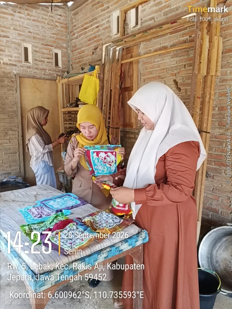 Ketua Dekranasda Kecamatan Pakis Aji Kunjungi Sentra Batik Madinah