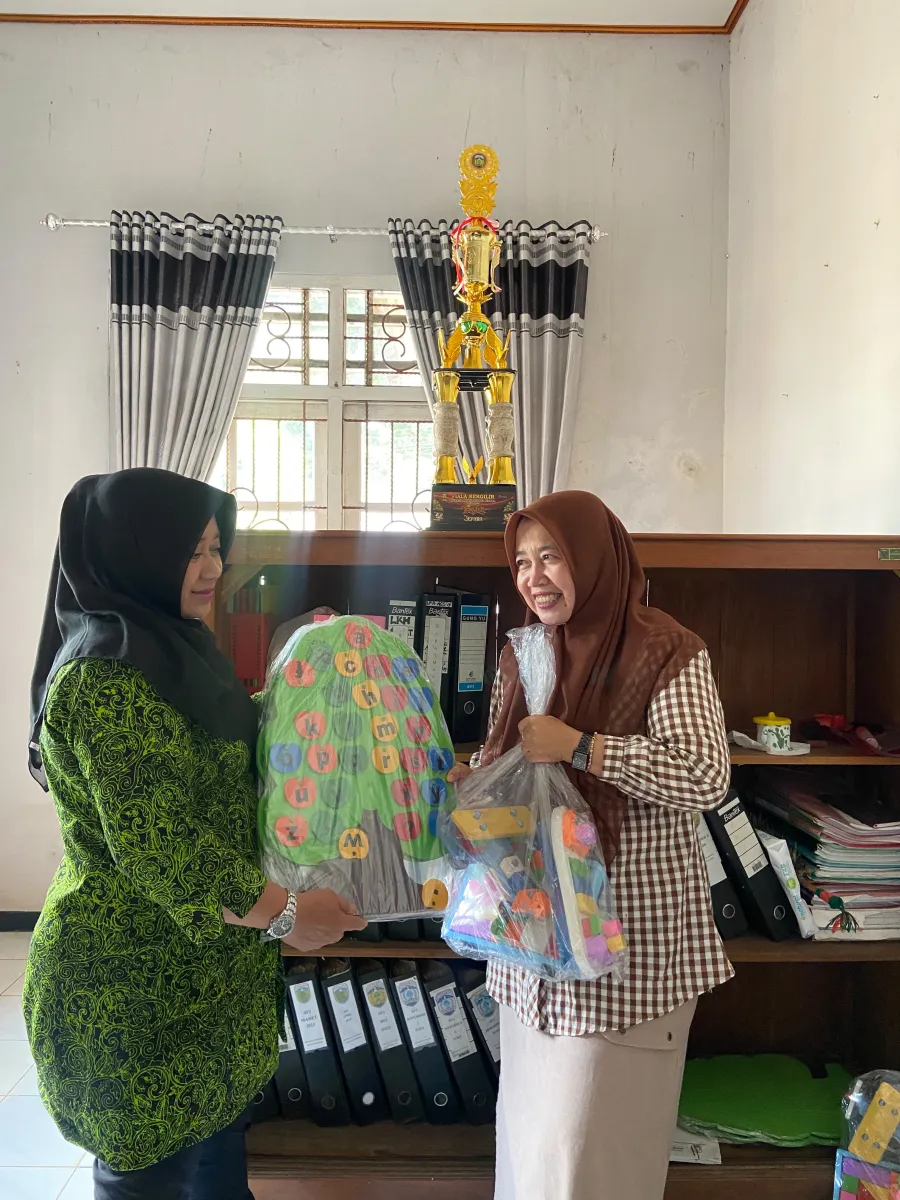 Penyerahan bantuan Alat Permainan Edukatif (APE) kepada HIMPAUDI dan IGTKI Kecamatan Kembang