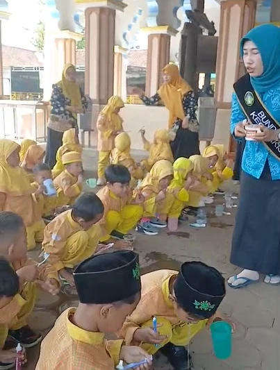 Kegiatan Menggosok Gigi yang Benar Bersama Bunda PAUD Kecamatan Pakis Aji