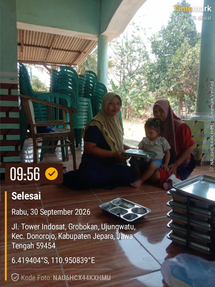 TP.PKK DESA UJUNGWATU MENDAMPINGI PENDISTRIBUSIAN MBG DI POS 03 RW 03 GROBOGAN