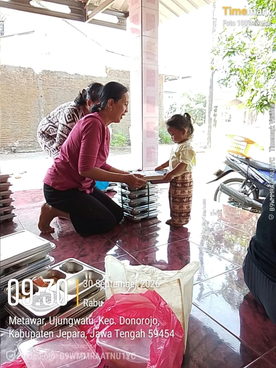TP.PKK DESA UJUNGWATU MENDAMPINGI PENDISTRIBUSIAN MBG DI POS 01 RW 01 METAWAR