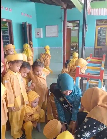 Bunda PAUD Kecamatan Pakis Aji Kegiatan Cuci Tangan Pakai Sabun yang Benar Bersama Siswa Siswi RA Matholibul Ulum