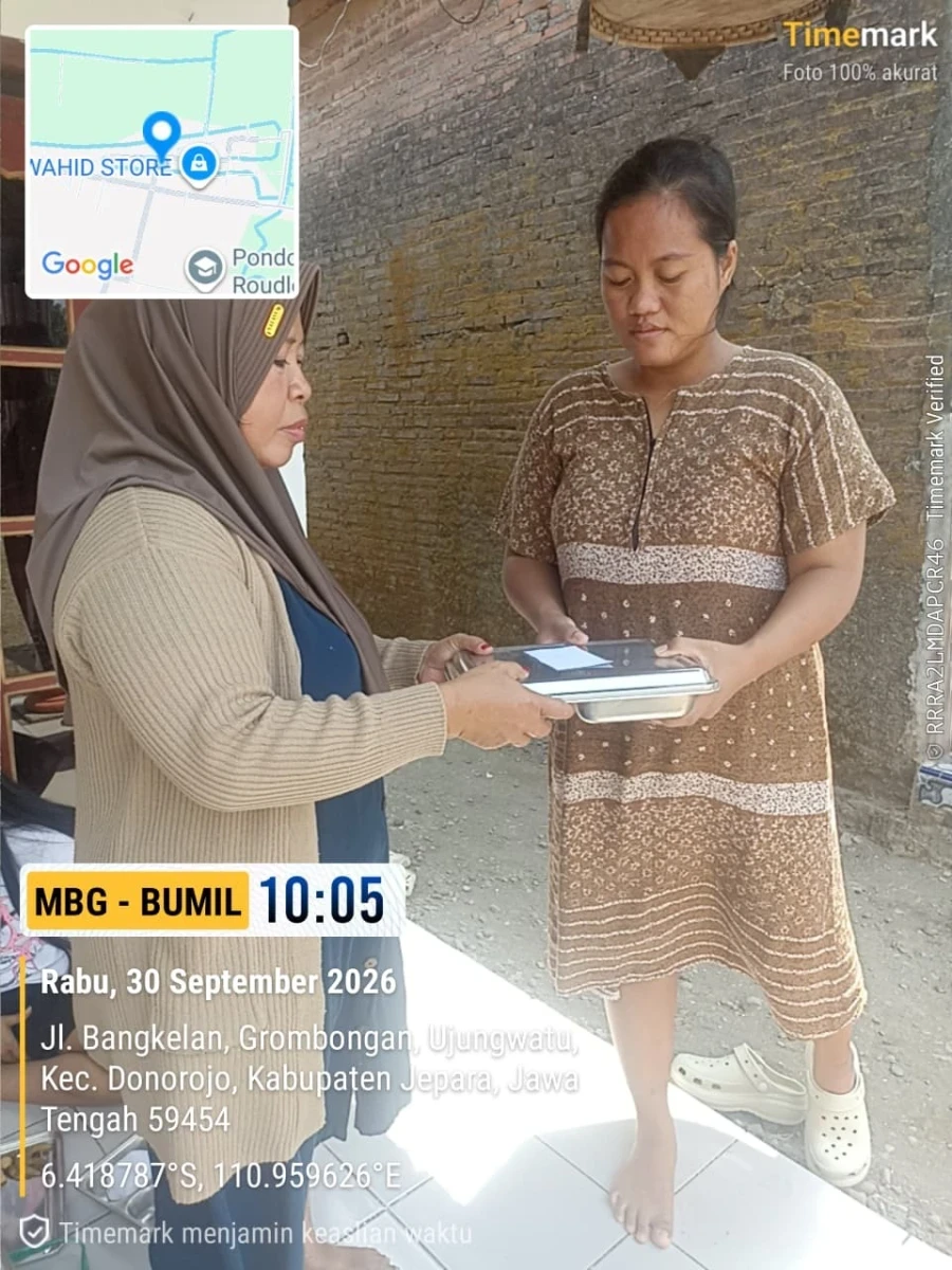 TP.PKK DESA UJUNGWATU MENDAMPINGI PENDISTRIBUSIAN MBG DI POS 06 RW 03 DUKUH GROBOGAN