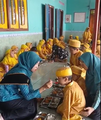 Bunda PAUD Kecamatan Pakis Aji melaksanakan kegiatan makan bersama dengan program Makanan Bergizi Gratis (MBG) dan pembagian snack kepada siswa-siswi RA Matholibul Ulum Desa Lebak