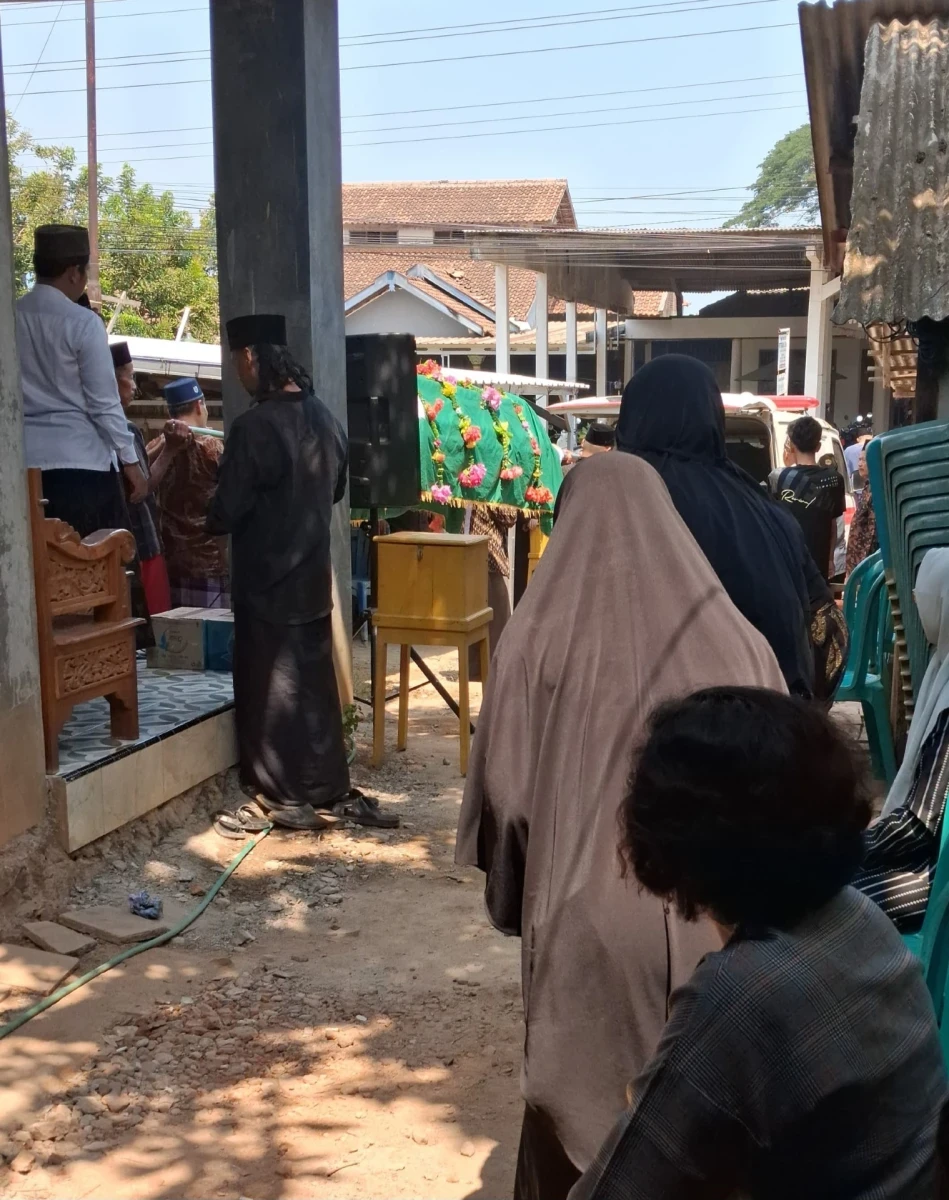 Wujud Kepedulian dan Empati: TP PKK Desa Karanggondang Laksanakan Takziah ke Warga RT 06 RW 04
