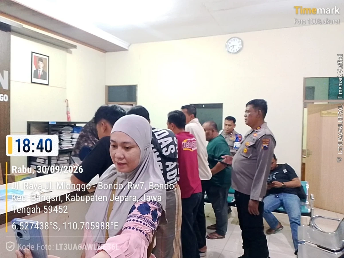 Pokja I TP PKK Kecamatan Mlonggo Dampingi Aktivasi IKD Anggota Polsek Mlonggo dan Keluarga untuk Mendukung PERLINSOS