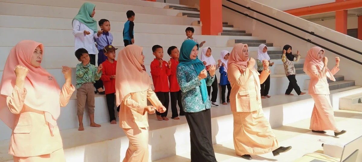  Bunda Literasi Kecamatan Pakis mendampingi Dharma Wanita Persatuan (DWP) Kecamatan Pakis Aji dalam kegiatan DWP Mengajar dan senam bersama dengan tema kebiasaan anak hebat di Sekolah Rakyat Kabupaten Jepara.