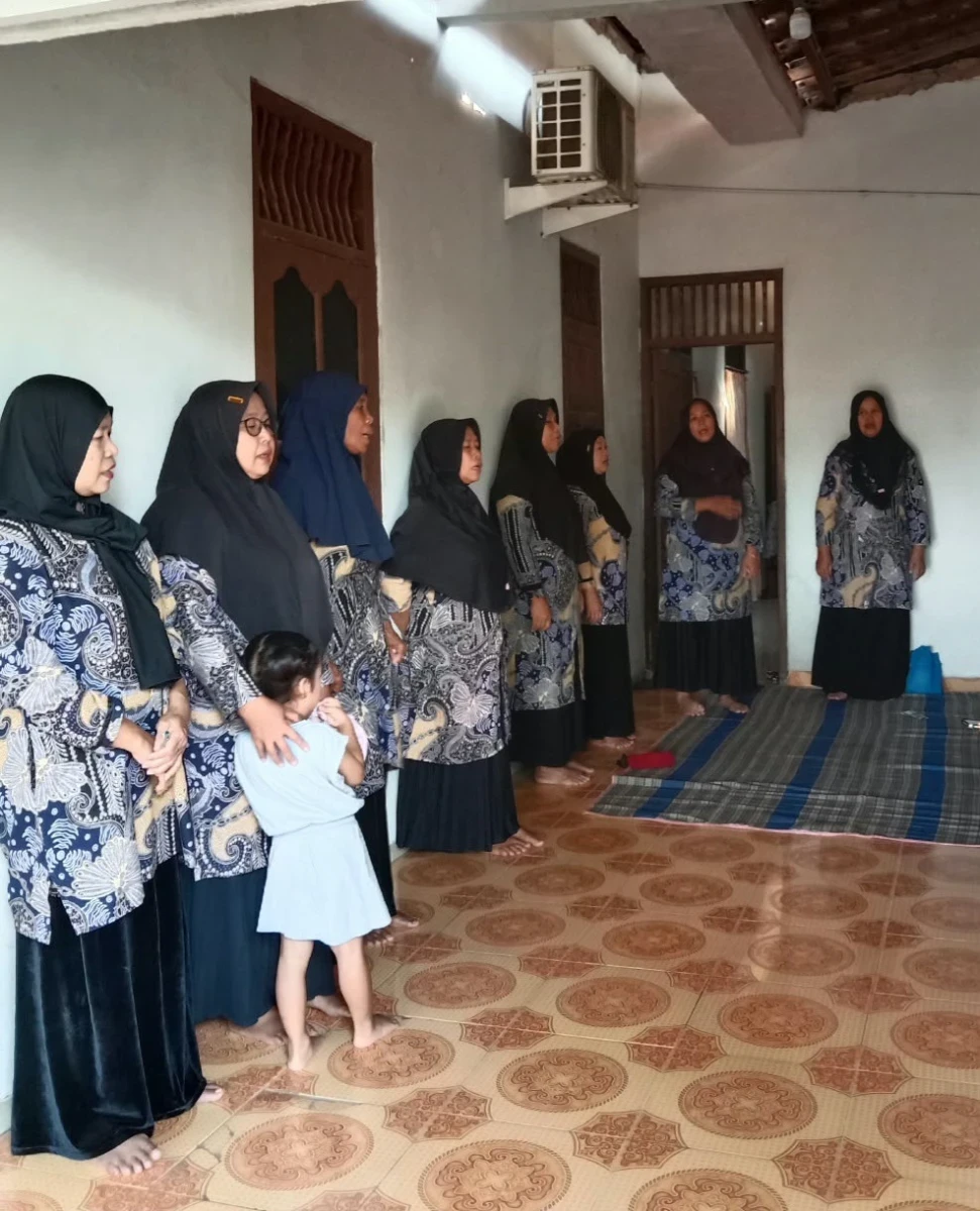 Pertemuan Rutin PKK RW 08 Karanggondang: Pererat Silaturahmi Melalui Arisan dan Sosialisasi Memilah Sampah dari Rumah