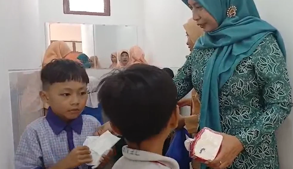 Bunda Literasi Kecamatan Pakis Aji Edukasi Cuci Tangan Pakai Sabun di Sekolah Rakyat Kabupaten Jepara