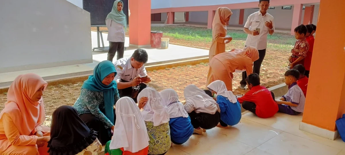 unda Literasi Kecamatan Pakis Aji, Ny. Zuni Purwati, mendampingi Dharma Wanita Persatuan (DWP) Kecamatan Pakis Aji dalam kegiatan DWP Mengajar dan edukasi cara menggosok gigi dengan benar di Sekolah Rakyat Kabupaten Jepara.