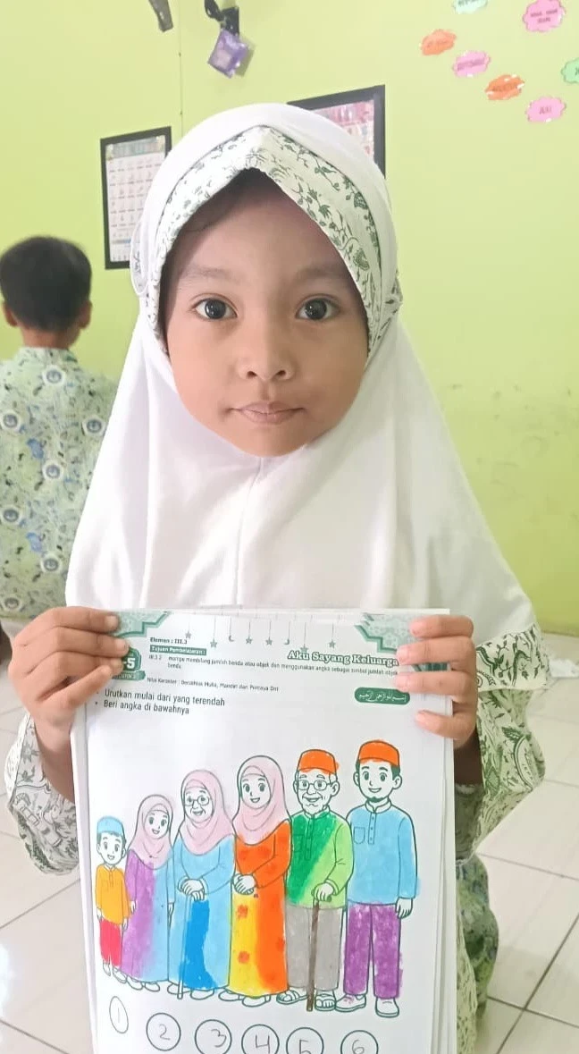 Kreativitas Kelas B2 RA Darul Huda 1 Karanggondang: Ungkapkan Kasih Sayang Melalui Mewarnai Tema Keluarga