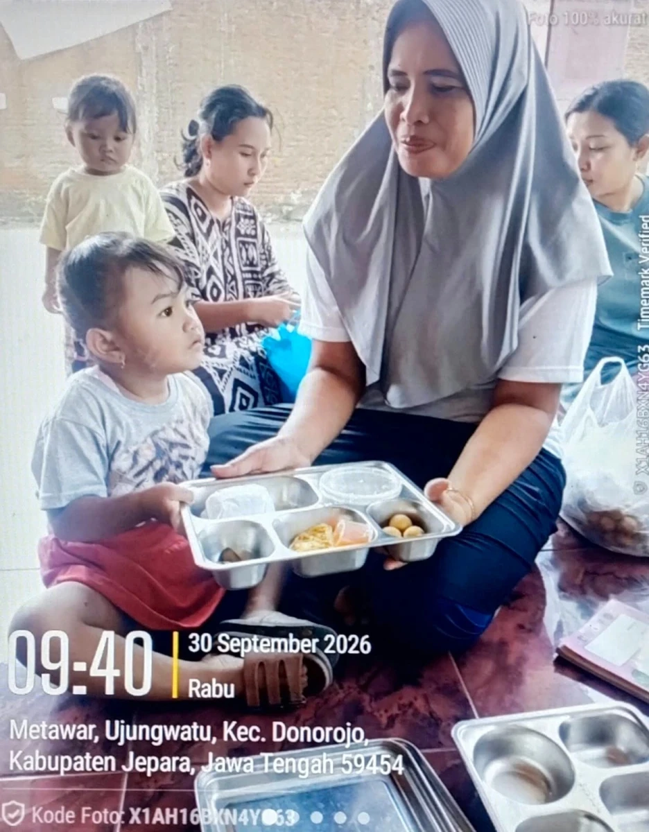 TP.PKK DESA UJUNGWATU MENDAMPINGI PENDISTRIBUSIAN MBG DI POS 04 RW 01 METAWAR