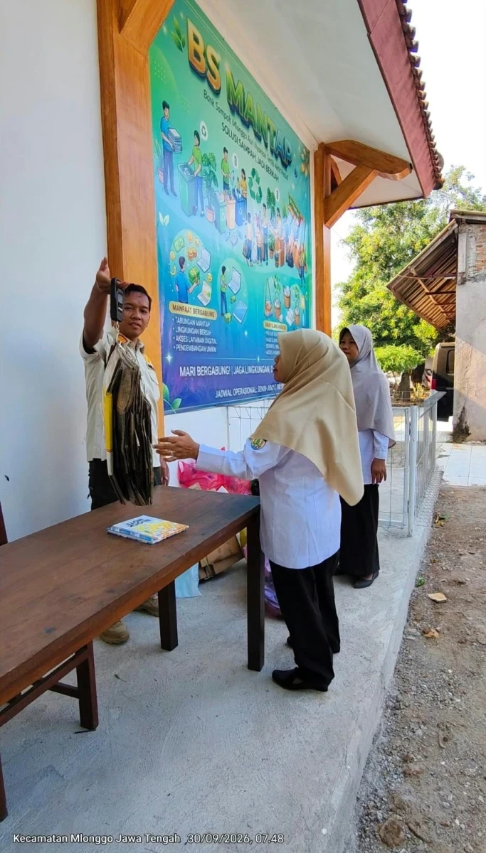 Pengurus TP PKK Kecamatan Mlonggo Menabung Sampah di Bank Sampah MANTAP sebagai Teladan Pengelolaan Sampah