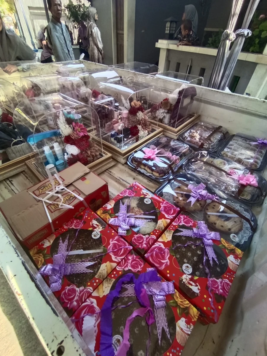 UMKM qonik snack & catering. Desa .Rajekwesi