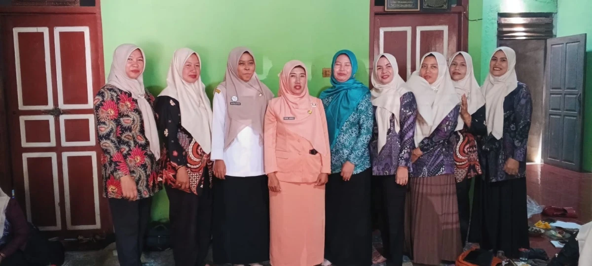 Anggota Posyandu Kecamatan Pakis Aji, Ny. Zuni Purwati, mendampingi dan mengikuti kegiatan rapat evaluasi kader Posyandu yang bertempat di Pos 4 Desa Suwawal Timur, Kecamatan Pakis Aji