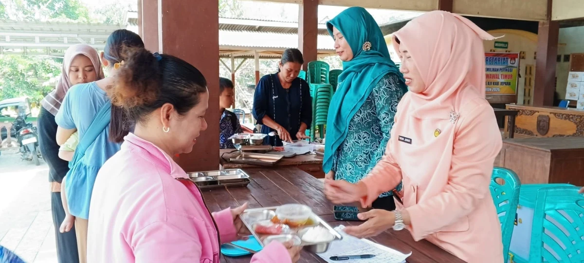  TP PKK Kecamatan Pakis Aji Pengecekan dan Pendampingan Pendistribusian MBG Lansia di Balai Desa Suwawal Timur