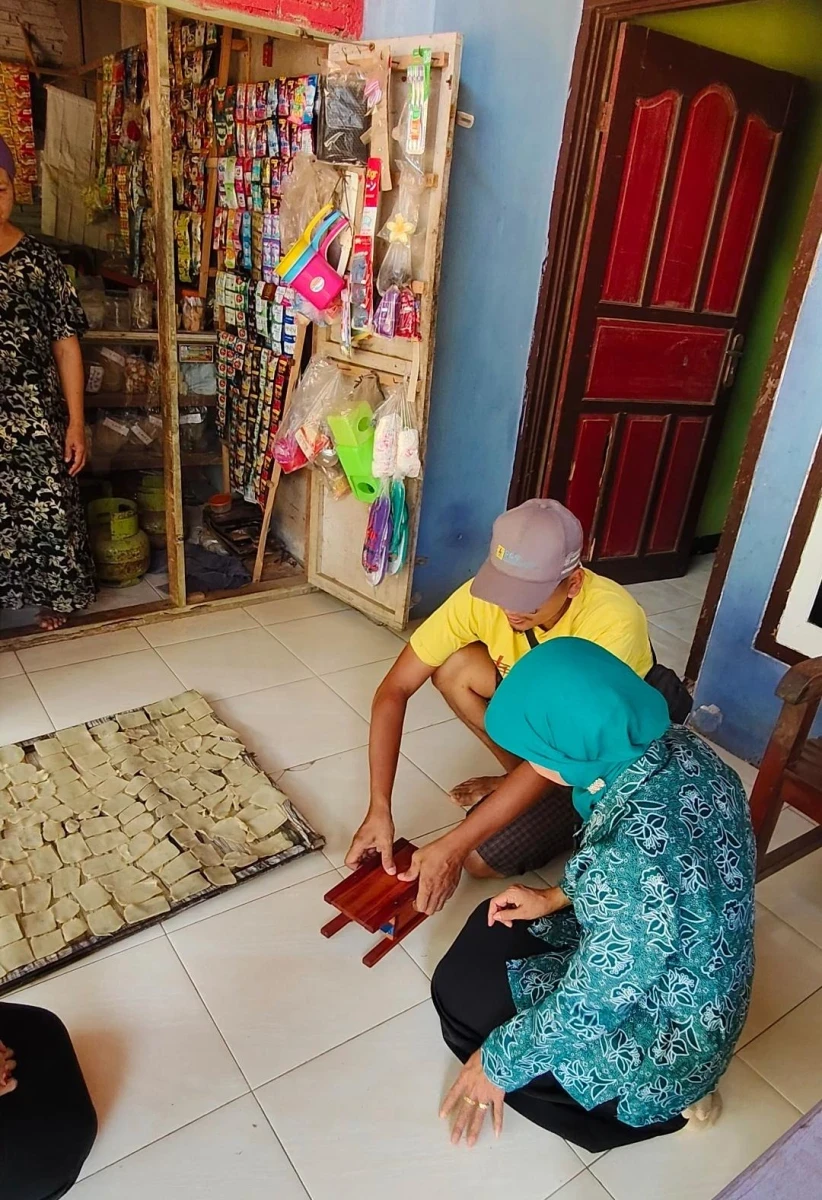 Ketua Dekranasda Kecamatan Mlonggo Apresiasi Inovasi Alat Pemotong Kerupuk sebagai Teknologi Tepat Guna untuk UMKM