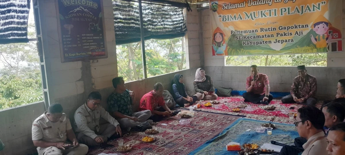 TP PKK Kecamatan Pakis Aji Pokja III, Ny. Nurul Fasokhah, mengikuti kegiatan pertemuan Gapoktan Bima Mukti yang bertempat di Bukit Bumi Arofah, Desa Plajan, Kecamatan Pakis Aji