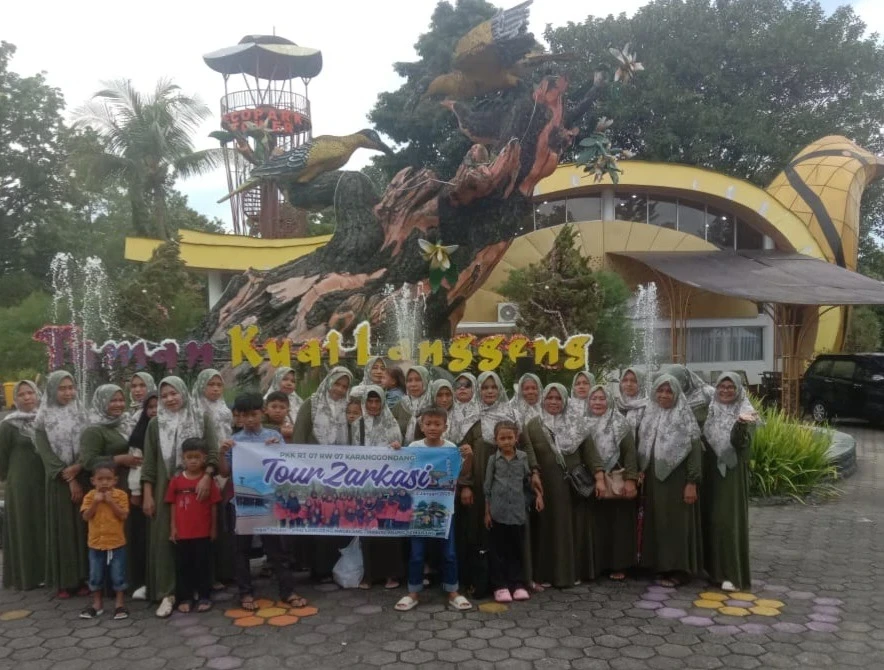 Rekreasi Kelompok PKK RT 07 RW 07 Desa Karanggondang ke Taman Kyai Langgeng