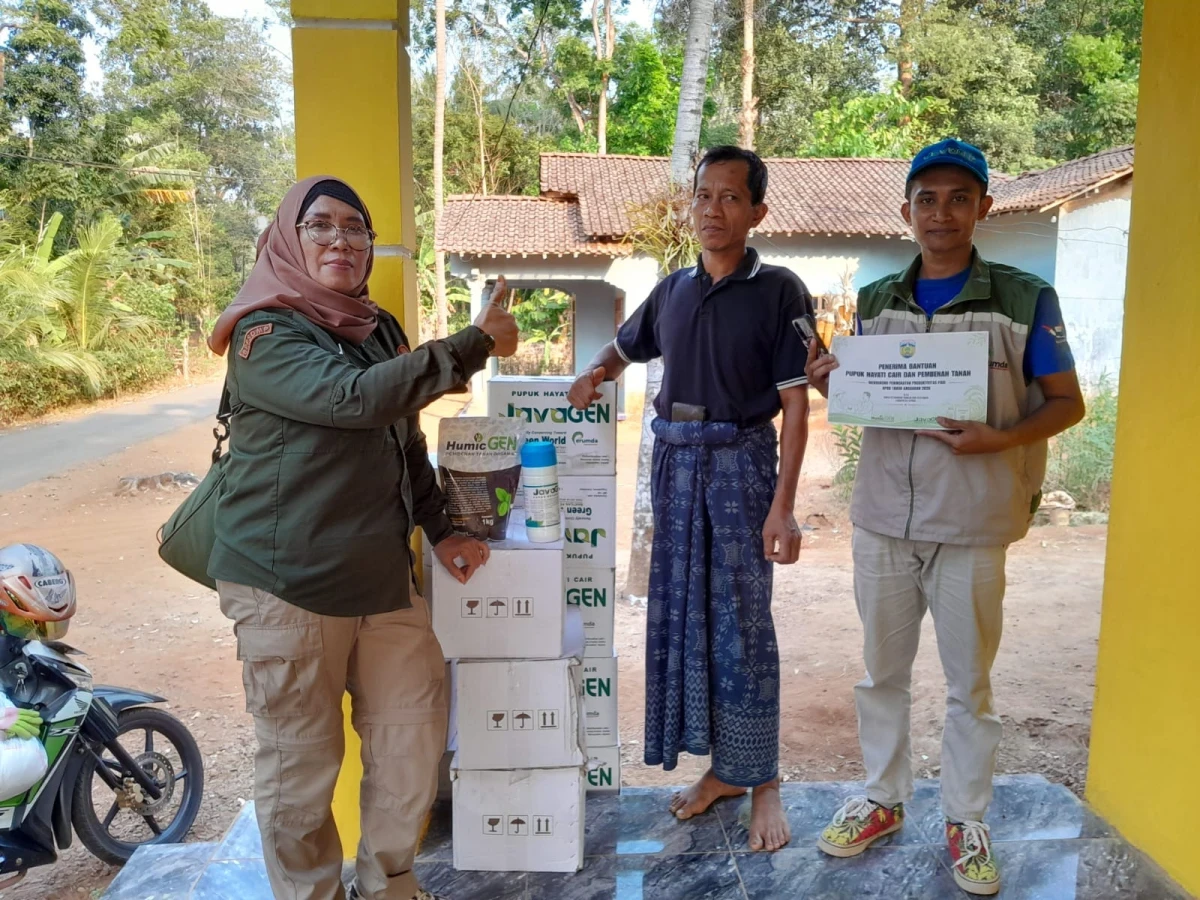 Pokja III TP PKK Pakis Aji Dampingi Penyerahan Bantuan PHC di Desa Bulungan