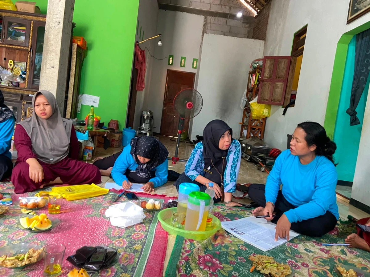 Dukung Kesejahteraan Keluarga, TP PKK Pakis Aji Dampingi Kader KB Desa Plajan