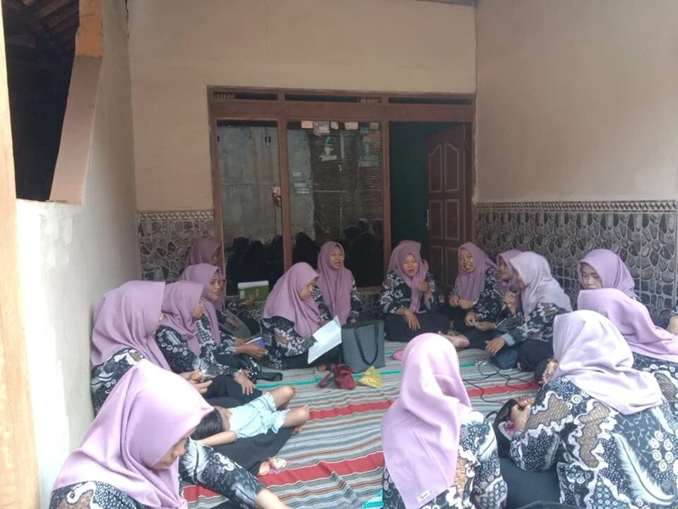 PKK RT 04/RW 01 Gelar Pertemuan dan Pelatihan Membuat Donat Kentang