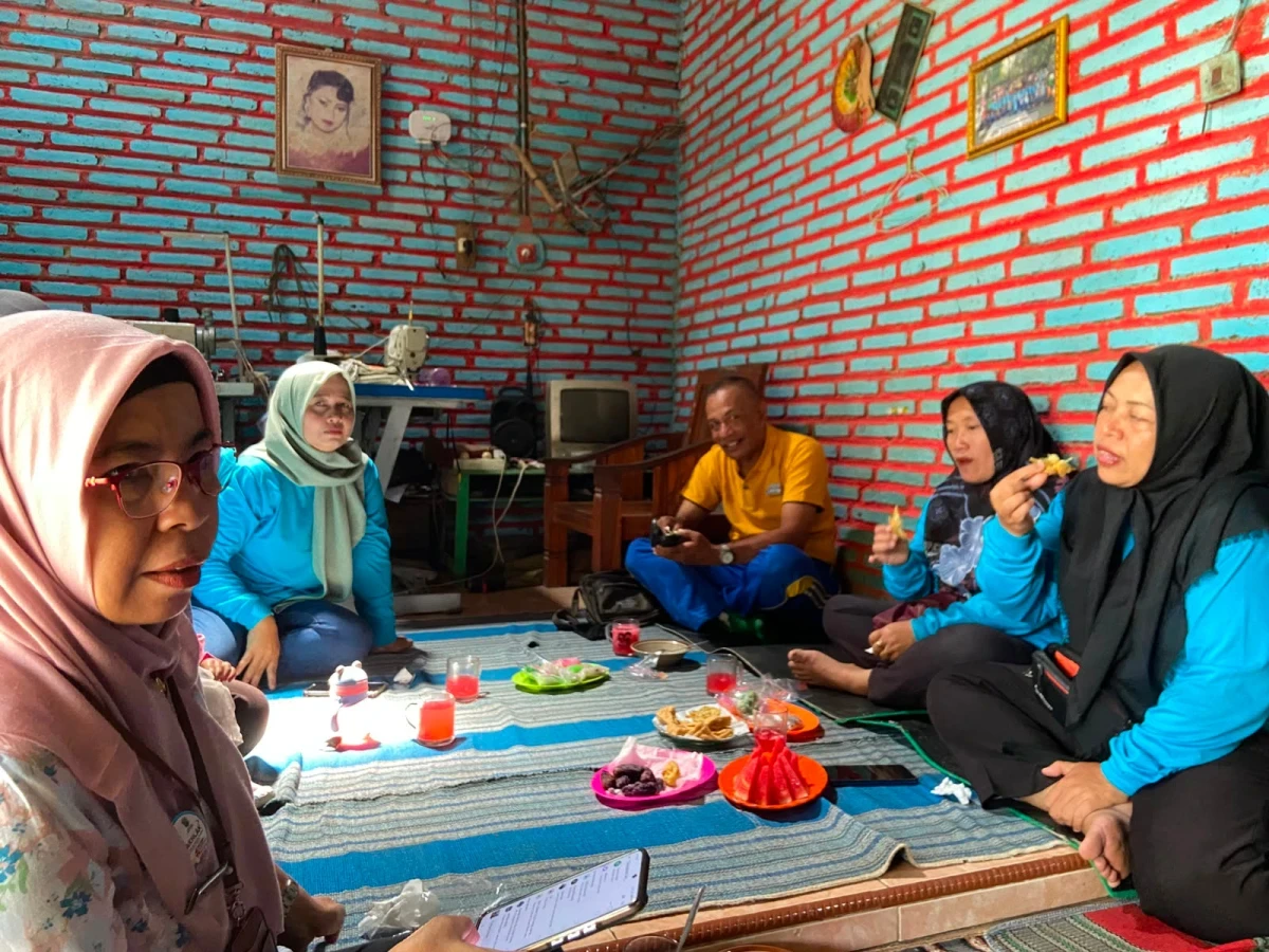 Perkuat Pendampingan Keluarga, TP PKK Kecamatan Pakis Aji Hadiri Pertemuan Kader KB Desa Tanjung