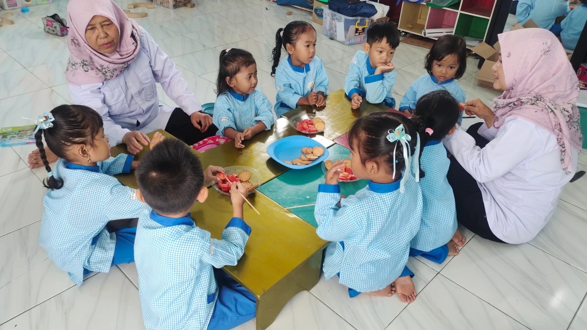Kegiatan membuat sate semangka 