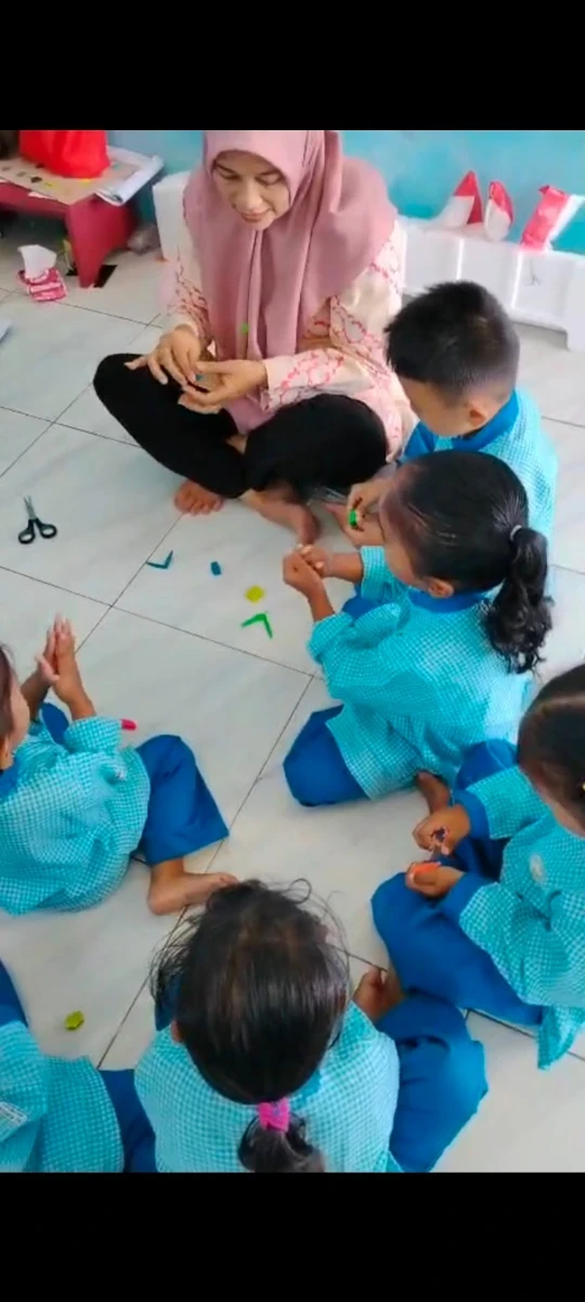 Membuat kreasi dari plastisin