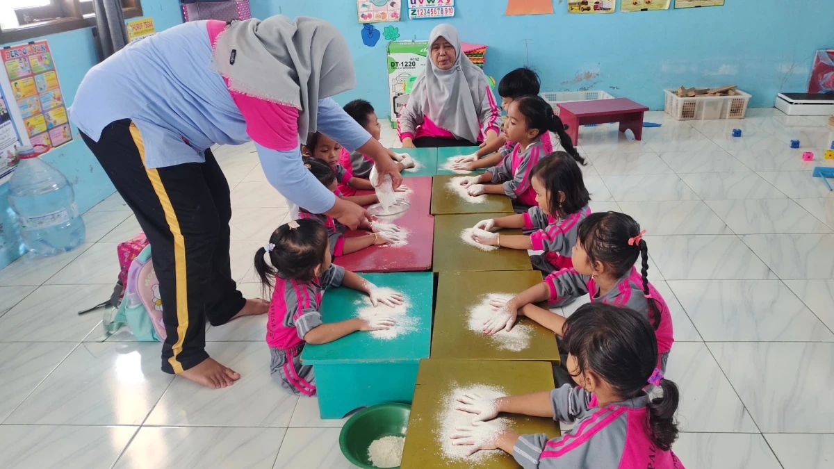 Membuat finger painting 