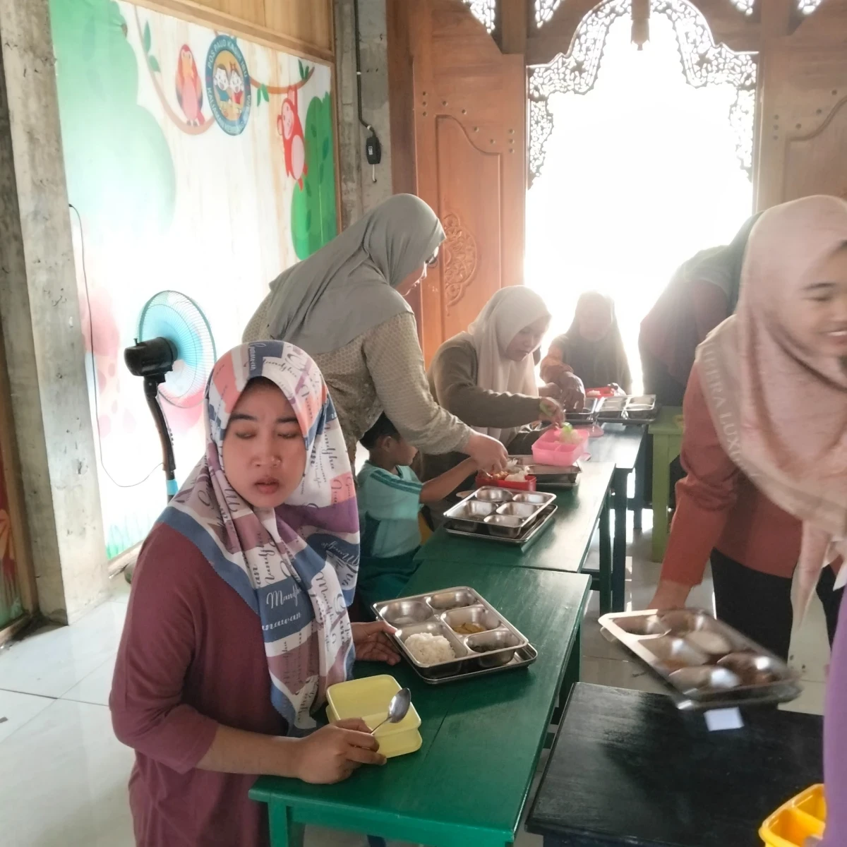 Pemberian MBG pada siswa-siswi Pos Paud Kasih Ibu Kaliaman 