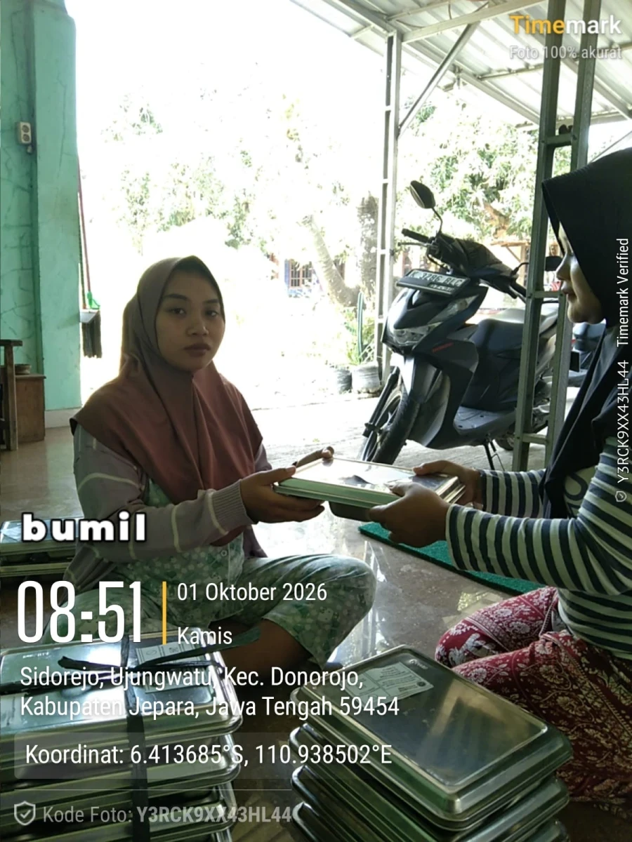 TP.PKK DESA DAMPINGI PENDISTRIBUSIAN MBG DI POS 05 RW 02 SIDOREJO