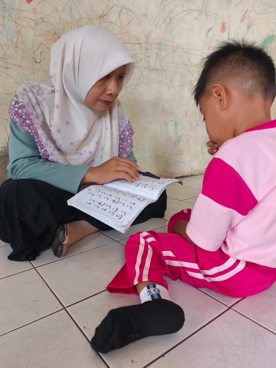 Kegiatan mengaji  bersama anak-anak usia dini