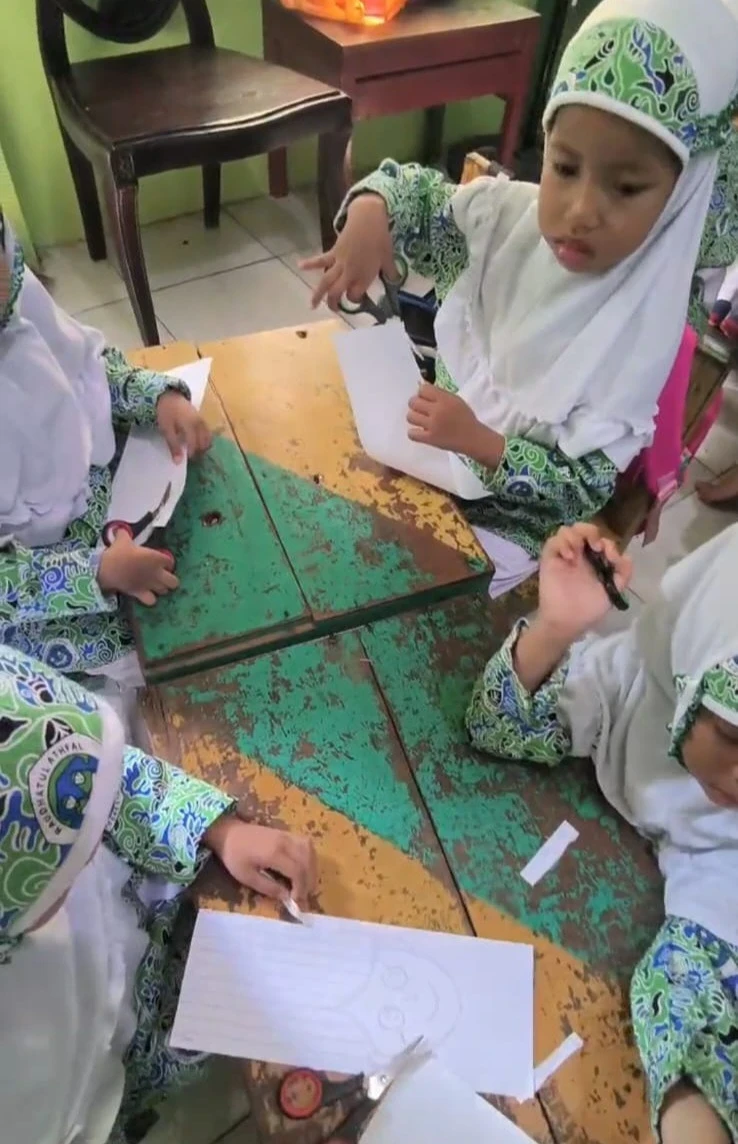 Pembelajaran Kreatif melalui Kegiatan Menggunting Kertas di RA Darul Huda 1 Kelas A1 Desa Karanggondang